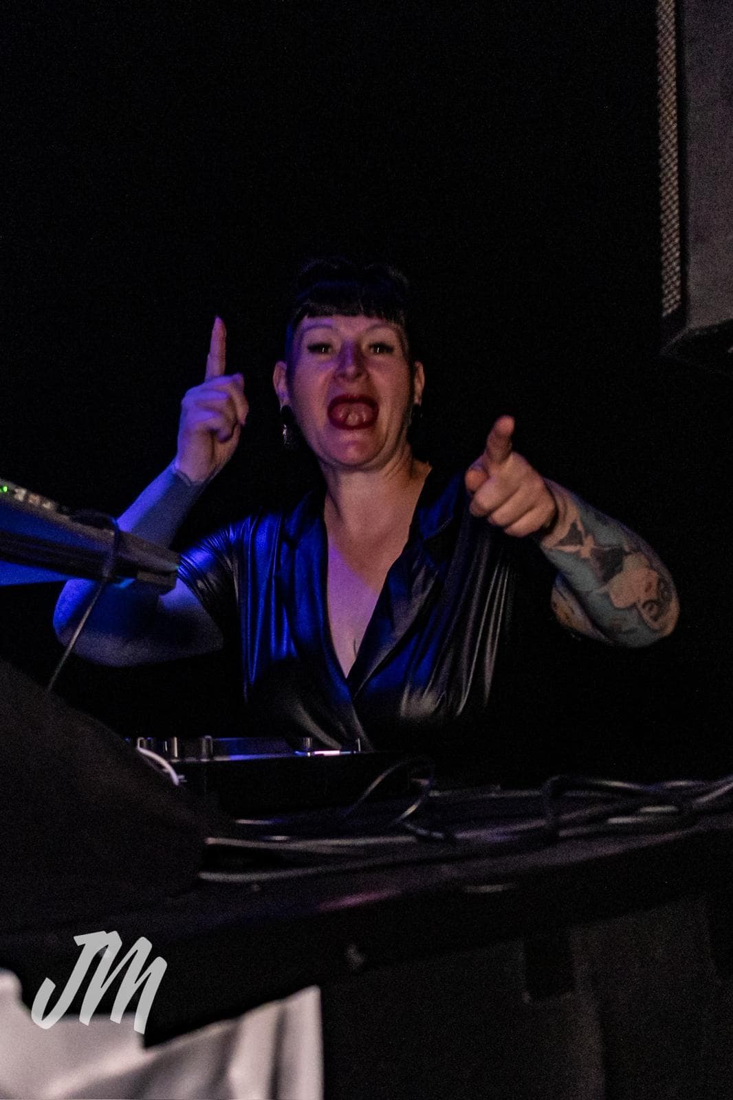 DJ Fischi am DJ Pult bei der Dark Masquerade