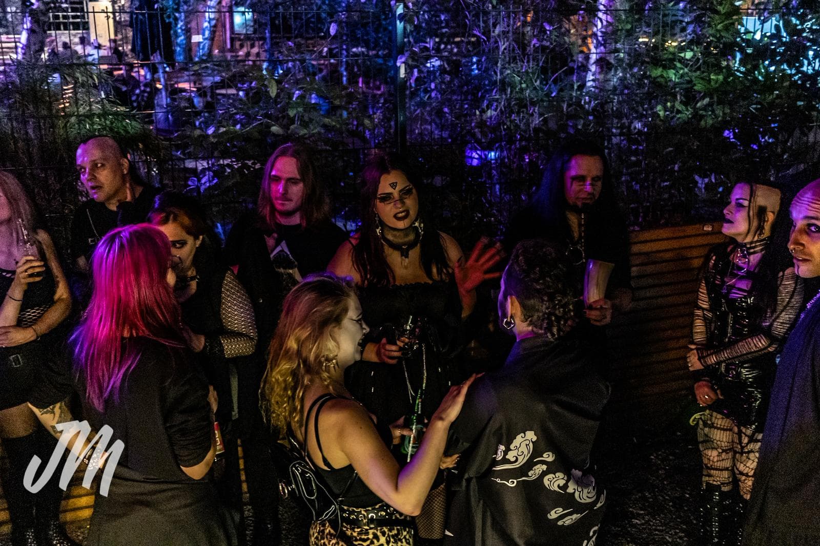 Tanzende Gäste bei der Dark Masquerade Party