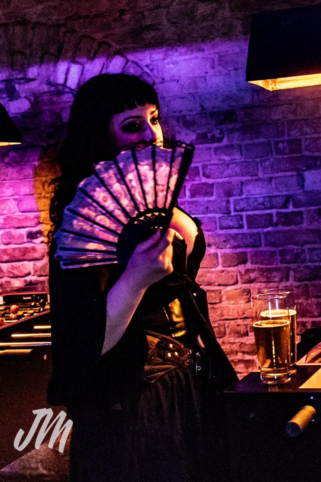 Gast mit einem Fächer bei der Dark Masquerade